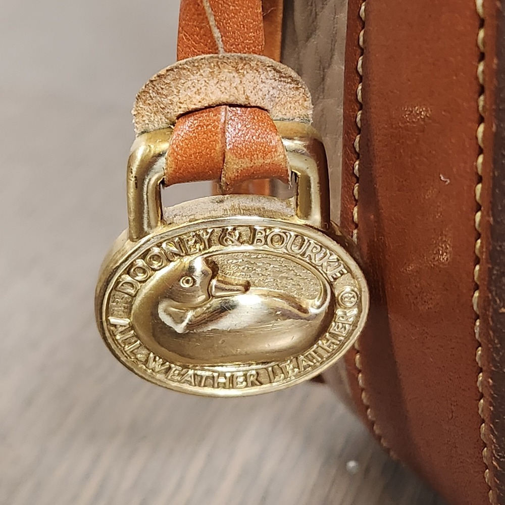 Vintage Dooney & Bourke All-Weather Leather Taupe Tan Crossbody Bag Purse Charm - Picture 2 of 16